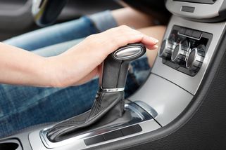 Jak se chovat k automatické převodovce? Denně si ji ničíme a ani o tom nevíme - TOHLE ve voze s automatem nikdy nedělejte!